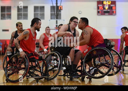 Team Marines Marcus Chischilly kämpft für den ball mit dem Team Armee Sydney Davis während der Rollstuhl Basketball Endspiele der Abteilung 2015 der Verteidigung Krieger Spiele bei dem United States Marine Corps in Quantico, Virginia, 22. Juni 2015. Foto von Molly Riley/UPI Stockfoto