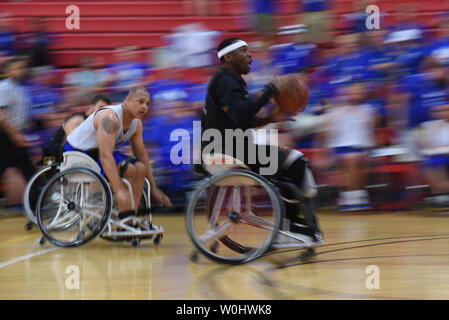 Das Team Armee Alexander Shaw führt vom Team der Air Force Jason Ellis im Rollstuhl Basketball Bronze Medaille Spiel der Abteilung 2015 der Verteidigung Krieger Spiele jagte an der United States Marine Corps in Quantico, Virginia, 22. Juni 2015. Foto von Molly Riley/UPI Stockfoto