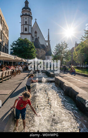 Brunnen vor der St. Thomas Kirche, Leipzig, Sachsen, Deutschland | St. Thomaskirche, Brunnen, Leipzig, Sachsen Stockfoto