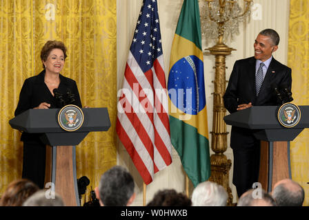 Us-Präsident Barack Obama reagiert mit der brasilianische Präsident Dilma Rousseff in einem hellen Moment auf einer gemeinsamen Pressekonferenz im East Room des Weißen Hauses in Washington, D.C., am 30. Juni 2015. Die beiden Führer sagte, die Vereinigten Staaten und Brasilien sind natürliche Partner auf kritische Fragen. Foto von Pat Benic/UPI Stockfoto