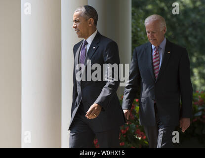 Präsident Barack Obama und Vizepräsident Joe Biden, in den Rosengarten, zu verkünden, daß die Vereinigten Staaten die diplomatischen Beziehungen zu Kuba wieder her, im Weißen Haus in Washington, D.C. am 1. Juli 2015. Obama kündigte Erweiterte diplomatische Beziehungen zu Kuba und dem Plan, eine Botschaft in der nahen Zukunft zu öffnen. Foto von Kevin Dietsch/UPI Stockfoto
