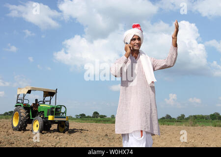 Landwirt telefonieren mit einem Handy Stockfoto