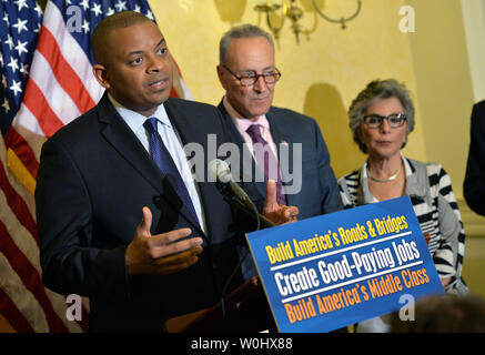 Verkehrsminister Anthony Foxx (L), von Senator Charles Schumer, D-N.Y. und Senator Barbara Boxer, D-Calif,. spricht auf der Autobahn Trust Fund Bill auf dem Capitol Hill in Washington, D.C. am 9. Juli 2105 beigetreten. Foto von Kevin Dietsch, UPI Stockfoto