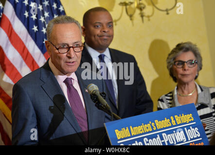 Senator Charles Schumer, D-N.Y., von Verkehrsminister Anthony Foxx und Senator Barbara Boxer, D-Calif,. spricht auf der Autobahn Trust Fund Bill auf dem Capitol Hill in Washington, D.C. am 9. Juli 2105 beigetreten. Foto von Kevin Dietsch, UPI Stockfoto