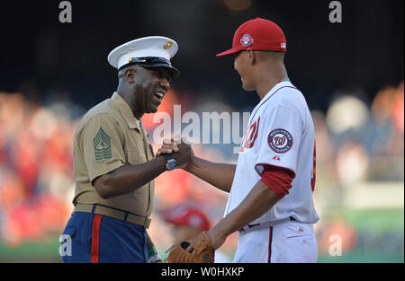 Sergeant Major des Marine Corps. Ronald L. Grün grüßt Washington Nationals Krug Joe Ross vor dem Spiel gegen die New York Mets am Nationals Park in Washington D.C. am 21. Juli 2105. Foto von Kevin Dietsch/UPI Stockfoto