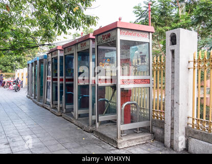 Bangkok, Thailand - 23.April 2016: Öffentliche Telefonzellen calbox alte schäbige mit Graffiti Mangel an Sorgfalt an der Seite der Straße Stockfoto
