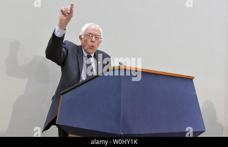 Unabhängige US-Senator Bernie Sanders (VT), ranking Mitglied des Senats Haushaltsausschuss, macht Bemerkungen auf einer Konferenz über die griechische Schuldenkrise, auf dem Capitol Hill, Juli 30, 2015, in Washington, DC. Die Mitglieder des Panels diskutiert, ob Gläubiger sind Griechenland eine Strafe mit ein Steuerabkommen, die Aufträge der Wirtschaft, anstatt es wachsen und Arbeitsplätze schaffen. Foto von Mike Theiler/UPI Stockfoto