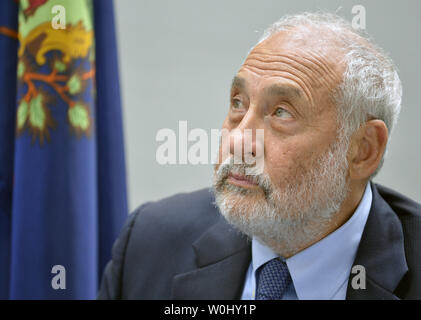 Prof. Joseph Stiglitz von der Columbia University hört Erläuterungen auf einer Konferenz über die griechische Schuldenkrise, moderiert von unabhängigen US-Senator Bernie Sanders (VT), ranking Mitglied des Senats, auf dem Capitol Hill, Juli 30, 2015, in Washington, DC. Die Mitglieder des Panels diskutiert, ob Gläubiger sind Griechenland eine Strafe mit ein Steuerabkommen, die Aufträge der Wirtschaft, anstatt es wachsen und Arbeitsplätze schaffen. Foto von Mike Theiler/UPI Stockfoto