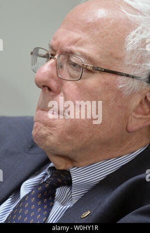 Unabhängige US-Senator Bernie Sanders (VT), ranking Mitglied des Senats, hört zu, Erläuterungen auf einer Konferenz über die griechische Schuldenkrise, auf dem Capitol Hill, Juli 30, 2015, in Washington, DC. Die Mitglieder des Panels diskutiert, ob Gläubiger sind Griechenland eine Strafe mit ein Steuerabkommen, die Aufträge der Wirtschaft, anstatt es wachsen und Arbeitsplätze schaffen. Foto von Mike Theiler/UPI Stockfoto