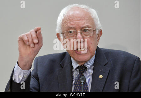Unabhängige US-Senator Bernie Sanders (VT), ranking Mitglied des Senats Haushaltsausschuss, macht Bemerkungen auf einer Konferenz über die griechische Schuldenkrise, auf dem Capitol Hill, Juli 30, 2015, in Washington, DC. Die Mitglieder des Panels diskutiert, ob Gläubiger sind Griechenland eine Strafe mit ein Steuerabkommen, die Aufträge der Wirtschaft, anstatt es wachsen und Arbeitsplätze schaffen. Foto von Mike Theiler/UPI Stockfoto