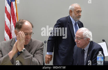 Unabhängige US-Senator Bernie Sanders (VT), ranking Mitglied des Senats Budget Committee, (sitzend, R), besucht eine Konferenz über die griechische Schuldenkrise zusammen mit Prof. James Galbraith von der Universität von Texas (L) und Prof. Joseph Stiglitz von der Columbia University, auf dem Capitol Hill, Juli 30, 2015, in Washington, DC. Die Mitglieder des Panels diskutiert, ob Gläubiger sind Griechenland eine Strafe mit ein Steuerabkommen, die Aufträge der Wirtschaft, anstatt es wachsen und Arbeitsplätze schaffen. Foto von Mike Theiler/UPI Stockfoto