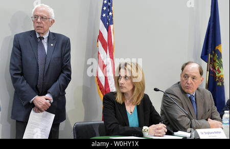 Unabhängige US-Senator Bernie Sanders (VT), ranking Mitglied des Senats Budget Committee, (L) und hört auf bei einer Konferenz über die griechische Schuldenkrise zusammen mit Prof. James Galbraith von der Universität von Texas (R) und Dr. Stephanie Kelton, Chief conomist des Haushaltsausschusses, auf dem Capitol Hill, Juli 30, 2015, in Washington, DC. Die Mitglieder des Panels diskutiert, ob Gläubiger sind Griechenland eine Strafe mit ein Steuerabkommen, die Aufträge der Wirtschaft, anstatt es wachsen und Arbeitsplätze schaffen. Foto von Mike Theiler/UPI Stockfoto