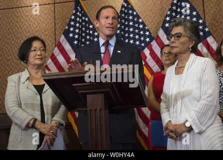 Senator Barbara Boxer, D-Calif., Senator Richard Blumenthal, D-Anschl. und Sen. Mazie Hirono, D - Hawaii, halten eine Pressekonferenz, in der die gesundheitlichen Vorteile der geplanten Elternschaft vor einem Votum des Senats über die Finanzierung Rechtsvorschriften für geplante Elternschaft, in Washington, D.C. am 3. August 2015. Von den Republikanern kontrollierte Senat ist Abstimmung über defunding Geplante Elternschaft im Zuge einer Reihe von Undercover videos auf die Praxis der Gruppe der fetalen Gewebe für Forscher. Foto von Kevin Dietsch/UPI Stockfoto