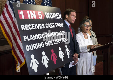 Senator Richard Blumenthal, D-Anschl. und Senator Barbara Boxer, D-Calif., hält eine Pressekonferenz, in der die gesundheitlichen Vorteile der geplanten Elternschaft vor einem Votum des Senats über die Finanzierung Rechtsvorschriften für geplante Elternschaft, in Washington, D.C. am 3. August 2015. Von den Republikanern kontrollierte Senat ist Abstimmung über defunding Geplante Elternschaft im Zuge einer Reihe von Undercover videos auf die Praxis der Gruppe der fetalen Gewebe für Forscher. Foto von Kevin Dietsch/UPI Stockfoto