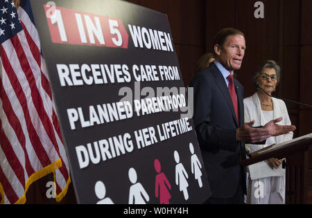 Senator Richard Blumenthal, D-Anschl. und Senator Barbara Boxer, D-Calif., hält eine Pressekonferenz, in der die gesundheitlichen Vorteile der geplanten Elternschaft vor einem Votum des Senats über die Finanzierung Rechtsvorschriften für geplante Elternschaft, in Washington, D.C. am 3. August 2015. Von den Republikanern kontrollierte Senat ist Abstimmung über defunding Geplante Elternschaft im Zuge einer Reihe von Undercover videos auf die Praxis der Gruppe der fetalen Gewebe für Forscher. Foto von Kevin Dietsch/UPI Stockfoto