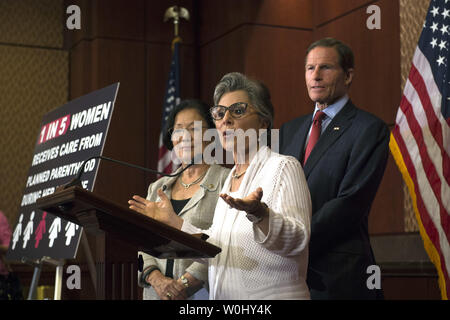 Senator Barbara Boxer, D-Calif., Senator Richard Blumenthal, D-Anschl. und Sen. Mazie Hirono, D - Hawaii, halten eine Pressekonferenz, in der die gesundheitlichen Vorteile der geplanten Elternschaft vor einem Votum des Senats über die Finanzierung Rechtsvorschriften für geplante Elternschaft, in Washington, D.C. am 3. August 2015. Von den Republikanern kontrollierte Senat ist Abstimmung über defunding Geplante Elternschaft im Zuge einer Reihe von Undercover videos auf die Praxis der Gruppe der fetalen Gewebe für Forscher. Foto von Kevin Dietsch/UPI Stockfoto