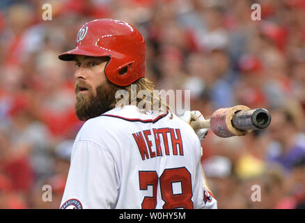 Washington Angehörigen linker Feldspieler Jayson Werth bereitet gegen die Arizona Diamondbacks at Nationals Park in Washington, D.C. am 4. August 2015 zu schlagen. Foto von Kevin Dietsch/UPI Stockfoto