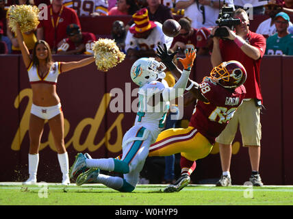 Miami Dolphins Defensive zurück Brice McCain (24) fängt ein Pass für die Washington Redskins wide receiver Pierre Garcon (88) im vierten Quartal bei FedEx Field in Landover, Maryland am 13. September 2015 vorgesehen. Foto von Kevin Dietsch/UPI Stockfoto