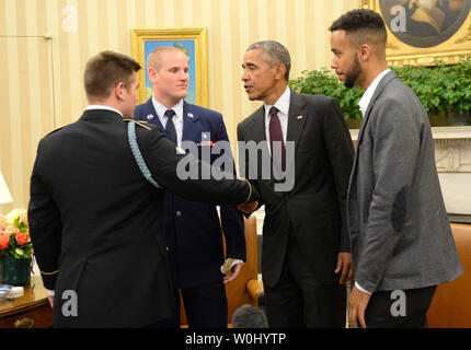 Us-Präsident Barack Obama trifft sich mit drei Amerikaner, die einen möglichen Terroranschlag auf französischen Zug im Oval Office am 17. September 2015 beendet. Der Präsident seine Dankbarkeit zum Ausdruck bringen für die selbstlose Handlungen und außerordentliche Tapferkeit der U.S. Army Specialist Alek Skarlatos (L), US Air Force Airman 1st Class Spencer Stein, und Anthony Sadler (R). Foto von Pat Benic/UPI Stockfoto