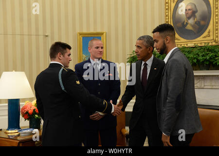 Us-Präsident Barack Obama trifft sich mit drei Amerikaner, die einen möglichen Terroranschlag auf französischen Zug im Oval Office am 17. September 2015 beendet. Der Präsident seine Dankbarkeit zum Ausdruck bringen für die selbstlose Handlungen und außerordentliche Tapferkeit der U.S. Army Specialist Alek Skarlatos (L), US Air Force Airman 1st Class Spencer Stein, und Anthony Sadler (R). Foto von Pat Benic/UPI Stockfoto