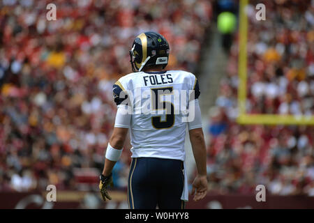 St. Louis Rams quarterback Nick Foles (5) geht zurück auf die Unordnung im zweiten Viertel gegen die Washington Redskins an FedEx Field in Landover, Maryland am 20. September 2015. Foto von Kevin Dietsch/UPI Stockfoto