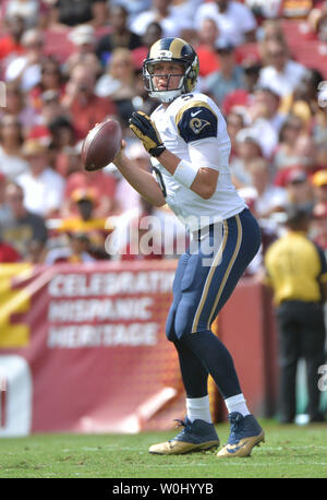 St. Louis Rams quarterback Nick Foles sieht gegen die Washington Redskins im zweiten Quartal bei FedEx Field in Landover, Maryland am 20. September 2015 zu übermitteln. Foto von Kevin Dietsch/UPI Stockfoto