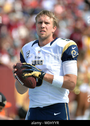 St. Louis Rams quarterback Nick Foles (5) erwärmt sich auf dem Nebenerwerb wieder die Washington Redskins an FedEx Field in Landover, Maryland am 20. September 2015. Foto von Kevin Dietsch/UPI Stockfoto