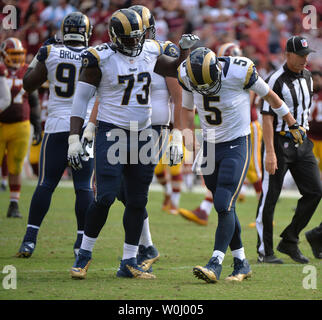 St. Louis Rams quarterback Nick Foles (5) Spaziergänge, nachdem im vierten Quartal bei FedEx Field in Landover, Maryland am 20. September 2015 getroffen. Foto von Kevin Dietsch/UPI Stockfoto