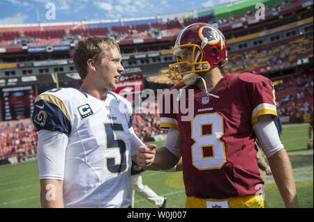 Washington Redskins quarterback Kirk Cousins (8) grüsst St. Louis Rams quarterback Nick Foles (5) Nachdem die Redskins besiegten die St. Louis Rams 24-10, am FedEx Feld in Landover, Maryland am 20. September 2015. Foto von Kevin Dietsch/UPI Stockfoto