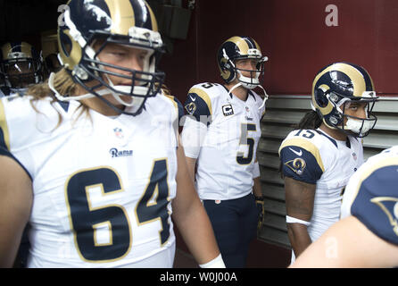 St. Louis Rams quarterback Nick Foles bereitet das Feld gegen die Washington Redskins an FedEx Field in Landover, Maryland am 20. September 2015 zu übernehmen. Foto von Kevin Dietsch/UPI Stockfoto