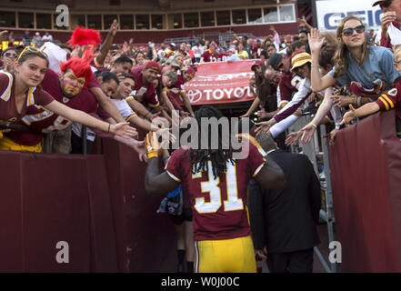 Washington Redskins zurück läuft, Matt Jones (31) feiert mit Fans nach der Redskins besiegten die St. Louis Rams 24-10, am FedEx Feld in Landover, Maryland am 20. September 2015. Foto von Kevin Dietsch/UPI Stockfoto