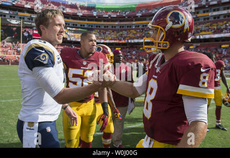 Washington Redskins quarterback Kirk Cousins (8) grüsst St. Louis Rams quarterback Nick Foles (5) Nachdem die Redskins besiegten die St. Louis Rams 24-10, am FedEx Feld in Landover, Maryland am 20. September 2015. Foto von Kevin Dietsch/UPI Stockfoto