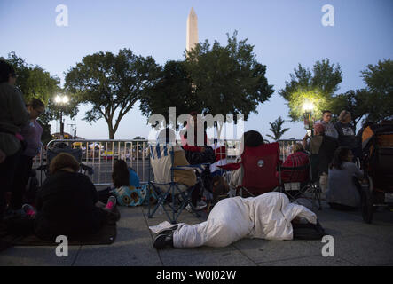 Die Menschen warten in den frühen Morgenstunden vor dem Besuch Papst Franziskus auf der Parade Route auf Verfassung Ave. Nach einem Zustand Ankunft Zeremonie im Weißen Haus in Washington, D.C. am 23. September 2015. Foto von Kevin Dietsch/UPI Stockfoto