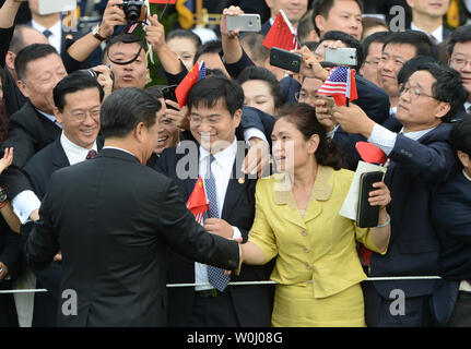 Der chinesische Präsident Xi Jinping schüttelt Hände an die Mitglieder des Publikums während der begrüßungszeremonie für den chinesischen Marktführer auf dem Südrasen des Weißen Hauses in Washington, DC am 25. September 2015. Xi und Obama später trafen sich im Oval Office. Foto von Pat Benic/UPI Stockfoto