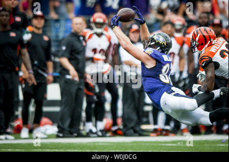 Baltimore Raven festes Ende Maxx Williams macht eine erfolglose Tauchen für einen vierten Abstieg vorbei an Joe Flacco im vierten Quartal gegen die Cincinatti Bengals an M&M Bank Stadium am 27. September 2015 in Baltimore, Maryland. Die Bengals gewann das Spiel 28-24. Foto von Pete Marovich/UPI Stockfoto