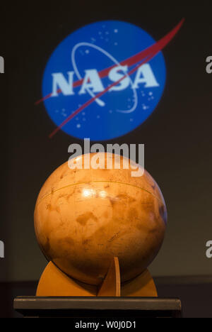 Ein Modell des Mars ist unterhalb der NASA-Logo auf einer Pressekonferenz der NASA bestätigt, dass flüssiges Wasser fließt auf der Oberfläche des Mars, NASA Hauptquartier in Washington, D.C. am 28. September 2015 gesehen. NASA's Mars Reconnaissance Orbiter (MRO) den stärksten Beweis noch, dass flüssiges Wasser zeitweise fließt am heutigen Mars eröffnet. Die Idee, dass das Leben eine Art jetzt oder in der Vergangenheit auf dem Mars existieren können. Foto von Kevin Dietsch/UPI Stockfoto