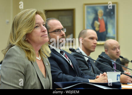 Von links nach rechts Dr. Ellen Stofan,. Chief Scientist, NASA, Dr. Jonathan Lunine, Direktor, Cornell Zentrum für Astrophysik und Planetary Science, Cornell University, Dr. Jacob Bean. Assistant Professor am Institut für Astronomie und Astrophysik, Universität von Chicago, und Dr. Andrew Siemion. Direktor, SETI Research Center, Universität von Kalifornien, Berkeley, Zeugen auf der Suche nach Leben außerhalb der Erde während ein Haus der Wissenschaft Ausschuss Anhörung auf dem Capitol Hill in Washington, D.C. am 29. September 2015. Foto von Kevin Dietsch/UPI Stockfoto