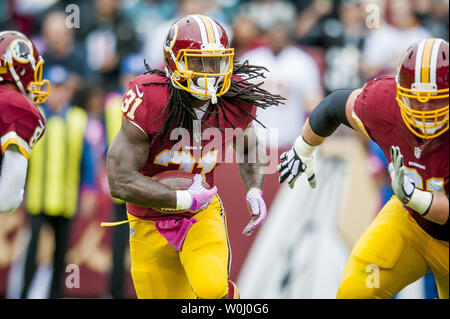 Washington Redskins" zurück läuft, Matt Jones läuft der Ball im ersten Quartal gegen die Philadelphia Eagles im FedExField am 4. Oktober in Landover, Maryland 2015. Foto von Pete Marovich/UPI Stockfoto