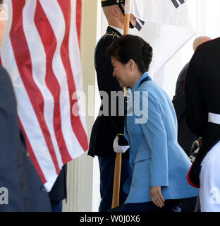 Südkoreanischen Präsidenten Park Geun-hye kommt im Westflügel des Weißen Hauses zu Gesprächen mit US-Präsident Barack Obama in Washington, DC am 16. Oktober 2015. Die Staats- und Regierungschefs erörterten eine Reihe von Fragen wie Nordkorea. Foto von Pat Benic/UPI Stockfoto