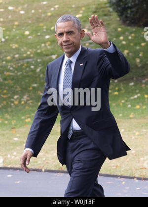 Präsident Barack Obama Wellen, als er Spaziergänge in Richtung Marine One auf dem Südrasen des Weißen Hauses in Washington, DC am 27. Oktober 2015. Obama ist auf dem Weg nach Chicago. Foto von Pat Benic/UPI Stockfoto