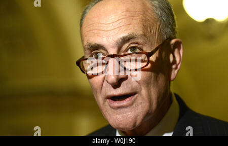 Senator Chuck Schumer (D-NY) macht Bemerkungen an die Presse nach der wöchentlichen demokratische Politik Mittagessen dem US Capitol, Oktober 27, 2015, in Washington, DC. Demokratische Führer kommentiert die Verhandlungen über ein Budget, das eine Regierung Abschaltung verzichten, Foto von Mike Theiler/UPI Stockfoto