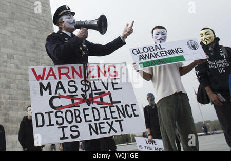 Demonstranten nehmen an den Millionen Maske März, ein anti-Establishment Protest erwartet heute in über 670 Städten weltweit, in Washington, D.C. am 5. November 2015 zu nehmen. Der März, angeblich durch anonyme, der "hacktivist"-Gruppe in Verbindung mit Cyber organisiert - Angriffe gegen Regierungen und multinationalen Unternehmen, zielt darauf ab, den Protest Regierung Überschub und Gier, unter anderen Beschwerden. Foto von Kevin Dietsch/UPI Stockfoto