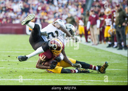 New Orleans' cornerback Keenan Lewis ist verletzt, als er mit Washington Redskins 'wide receiver DeSean Jackson im zweiten Quartal gegen die New Orleans Saints kollidiert an FedExField am 15. November in Landover, Maryland 2015. Die Redskins gewann das Spiel 47-14. Foto von Pete Marovich/UPI Stockfoto