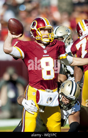 Washington Redskins' quarterback Kirk Cousins vermeidet einen Sack im ersten Viertel gegen die New Orleans Saints FedExField am 15. November in Landover, Maryland 2015. Foto von Pete Marovich/UPI Stockfoto