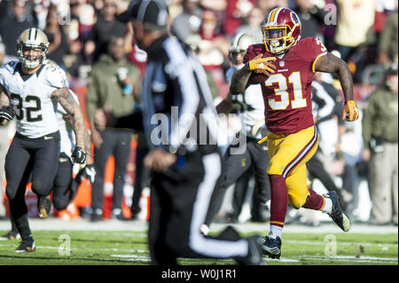 Washington Redskins" zurück läuft, Matt Jones läuft für einen Touchdown im zweiten Viertel gegen die New Orleans Saints FedExField am 15. November in Landover, Maryland 2015. Foto von Pete Marovich/UPI Stockfoto