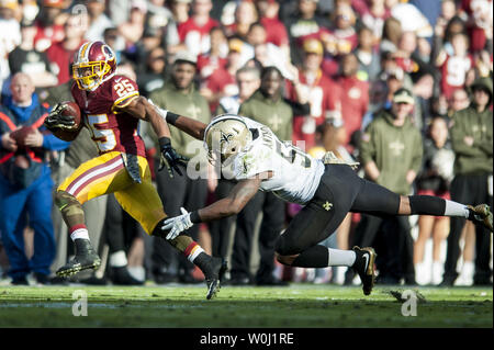 Washington Redskins" zurück läuft, Chris Thompson bricht im zweiten Quartal gegen die New Orleans Saints Gerät an FedExField am 15. November in Landover, Maryland 2015. Die Redskins gewann das Spiel 47-14. Foto von Pete Marovich/UPI Stockfoto