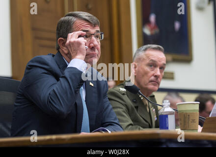 Verteidigungsminister Ashton Carter (L) und Vorsitzende des Generalstabs General Joseph F. Dunford, Jr., USMC, Zeugen während eines House Armed Services Committee Hearing über die US-Strategie für Syrien und Irak und seine Auswirkungen auf die Region, auf dem Capitol Hill in Washington, D.C. am 1. Dezember 2015. Foto von Kevin Dietsch/UPI. Stockfoto