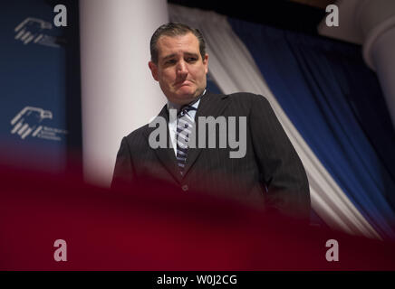 Republikanischen Präsidentschaftskandidaten Senator Ted Cruz (R-TX) wartet während der republikanischen Präsidentschaftskandidaten Forum jüdische Koalition an der Ronald Reagan in Washington DC, 3. Dezember 2015 zu sprechen. Foto von Molly Riley/UPI Stockfoto