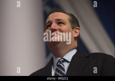 Republikanischen Präsidentschaftskandidaten Senator Ted Cruz (R-TX) wartet während der republikanischen Präsidentschaftskandidaten Forum jüdische Koalition an der Ronald Reagan in Washington DC, 3. Dezember 2015 zu sprechen. Foto von Molly Riley/UPI Stockfoto