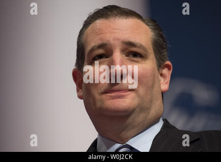 Republikanischen Präsidentschaftskandidaten Senator Ted Cruz (R-TX) wartet während der republikanischen Präsidentschaftskandidaten Forum jüdische Koalition an der Ronald Reagan in Washington DC, 3. Dezember 2015 zu sprechen. Foto von Molly Riley/UPI Stockfoto